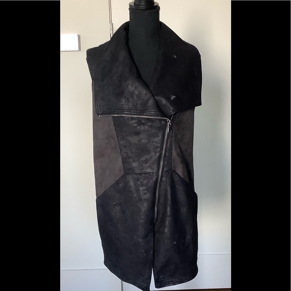 Raison D’etre blazer leather jacket for woman it’s in great condition.